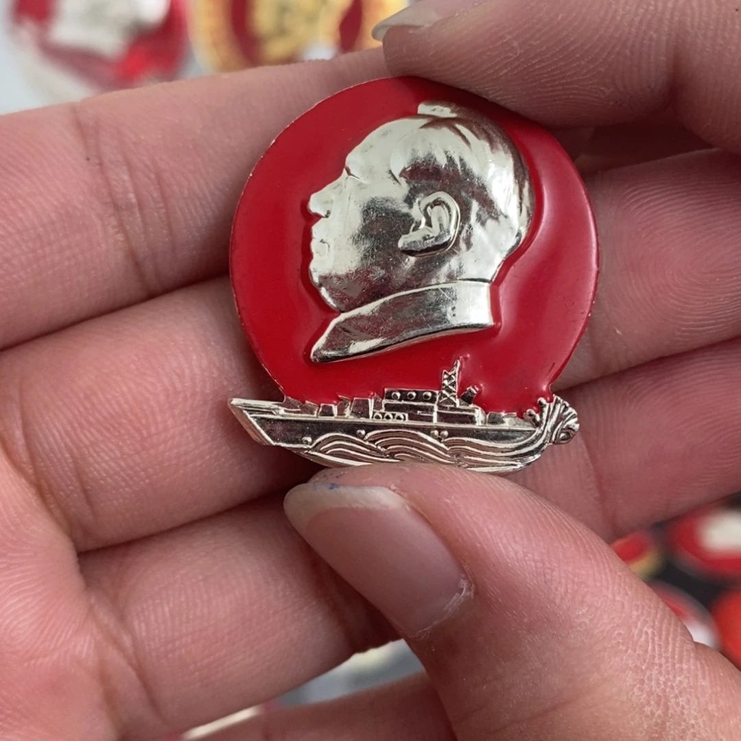 其他普通金属红章帽徽漆文像异形小章。