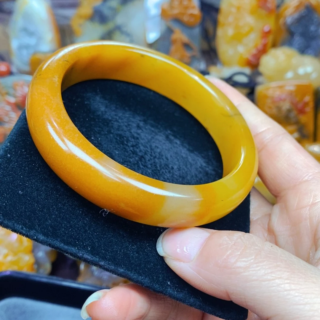 未镶嵌石英质玉（黄龙玉）颈饰