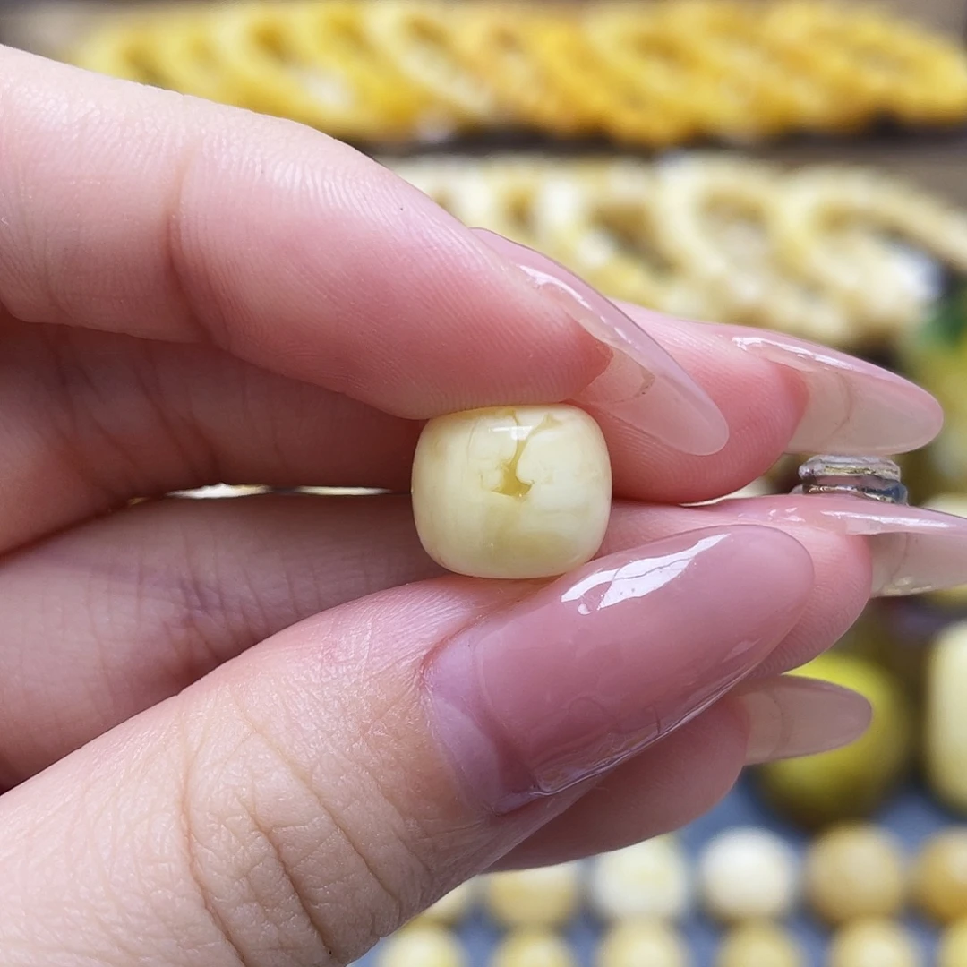 未镶嵌琥珀裸石11.4^9.8mm老型微瑕