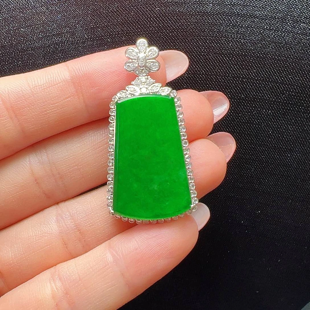 翡翠18K金镶嵌颈饰无事牌吊坠