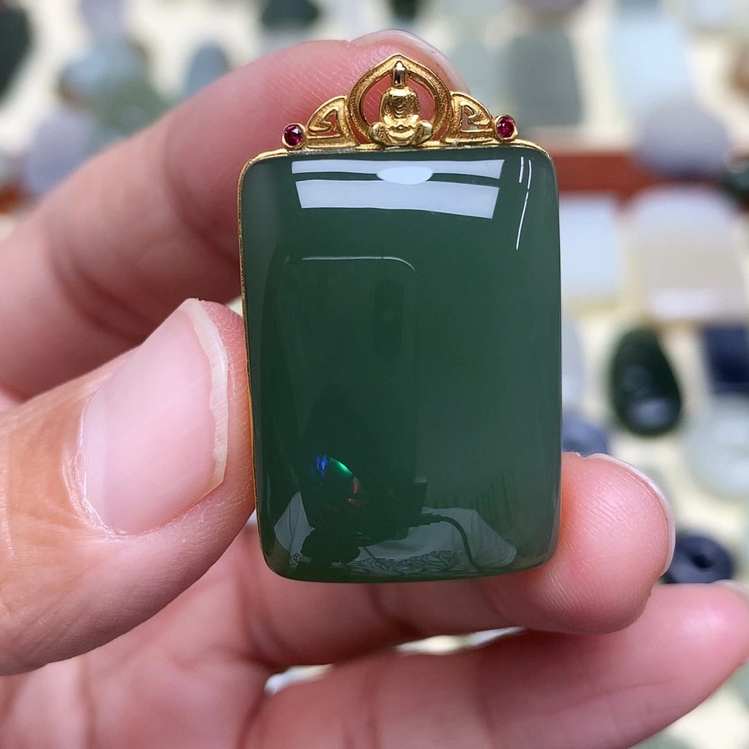 颈饰18K金镶嵌和田玉