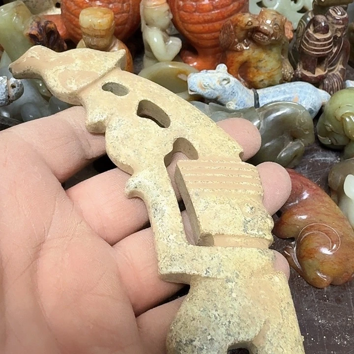 透闪石-蛇纹石玉颈饰未镶嵌