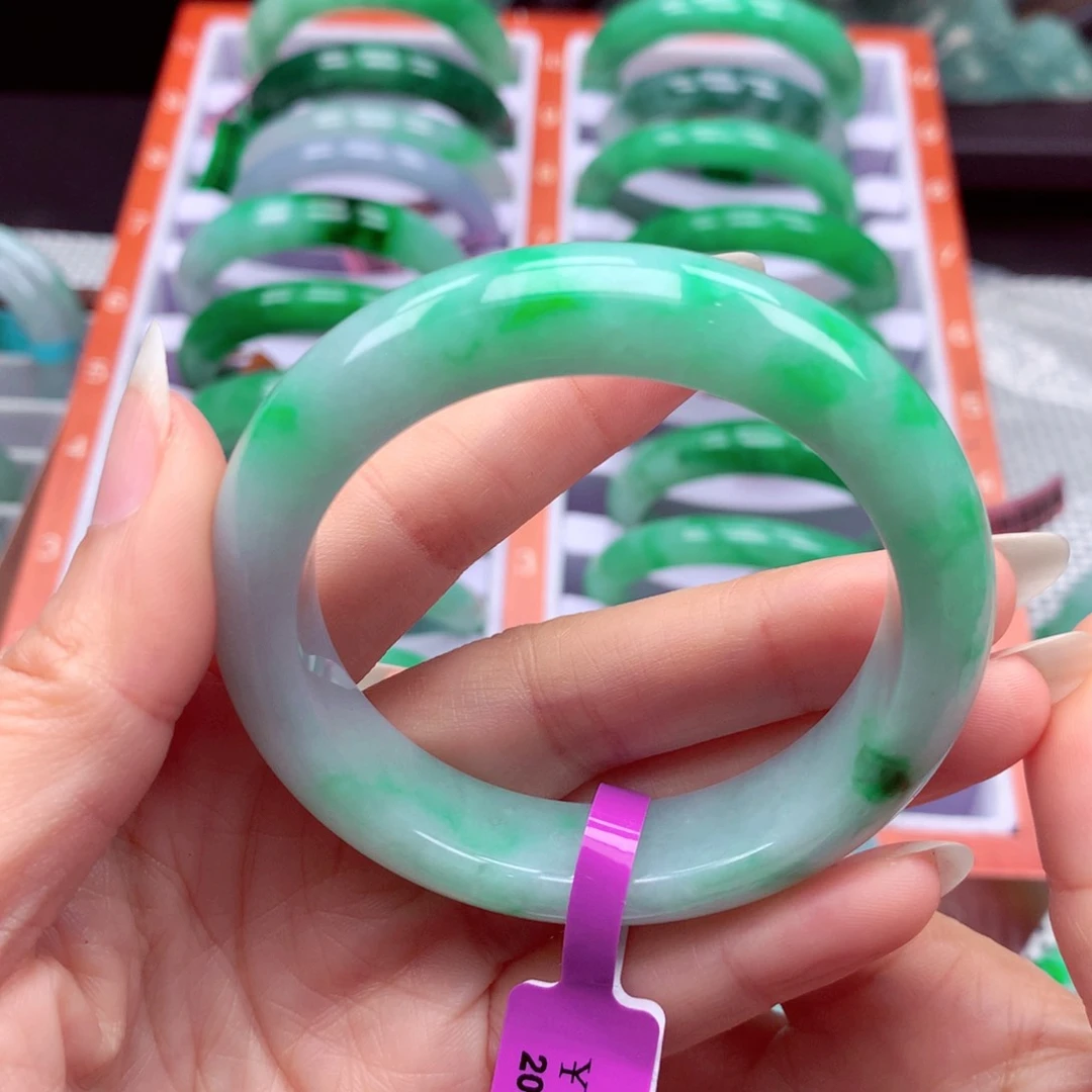翡翠手镯未镶嵌翡翠