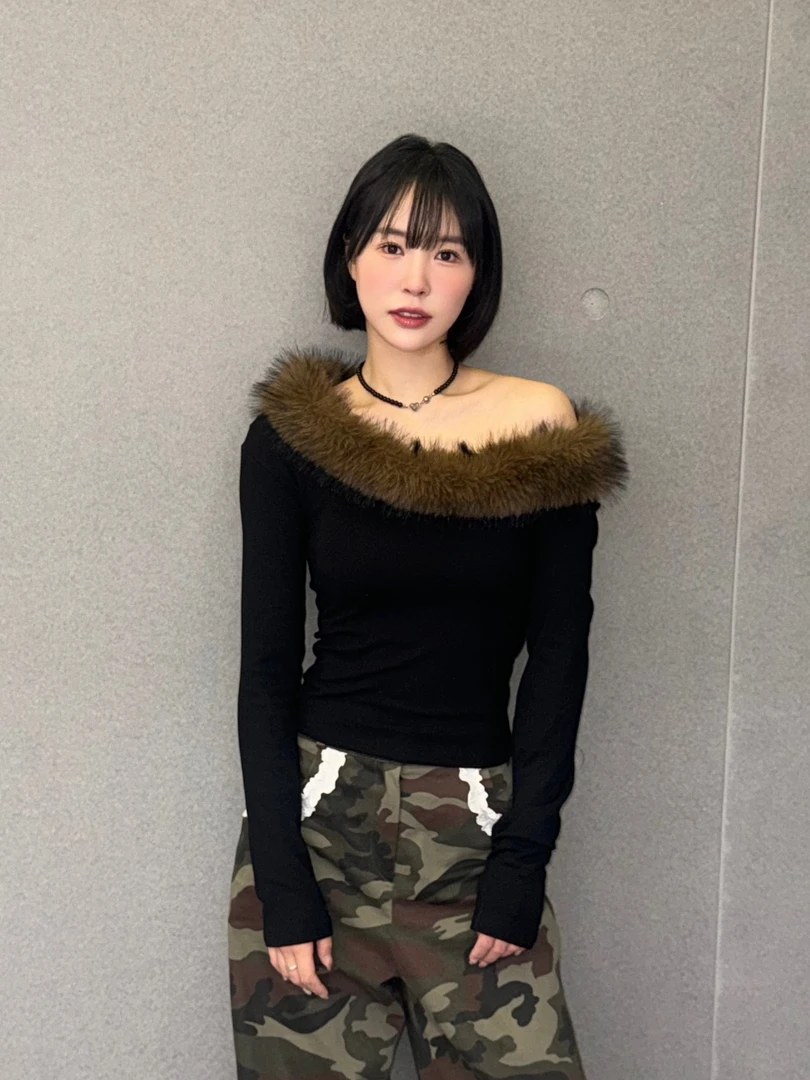 一字肩拼接毛毛长袖T恤女秋冬收腰显瘦设计感纯欲修身打底衫上衣