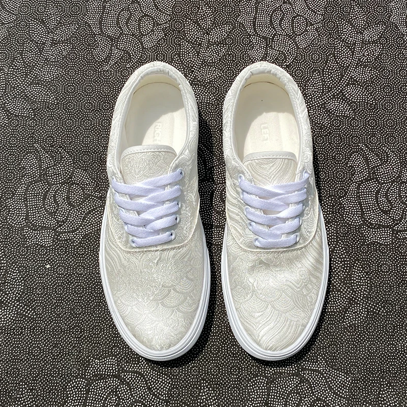 夏季新款银白色低帮绸缎帆布鞋男款潮鞋学生时尚鞋子男鞋休闲板鞋