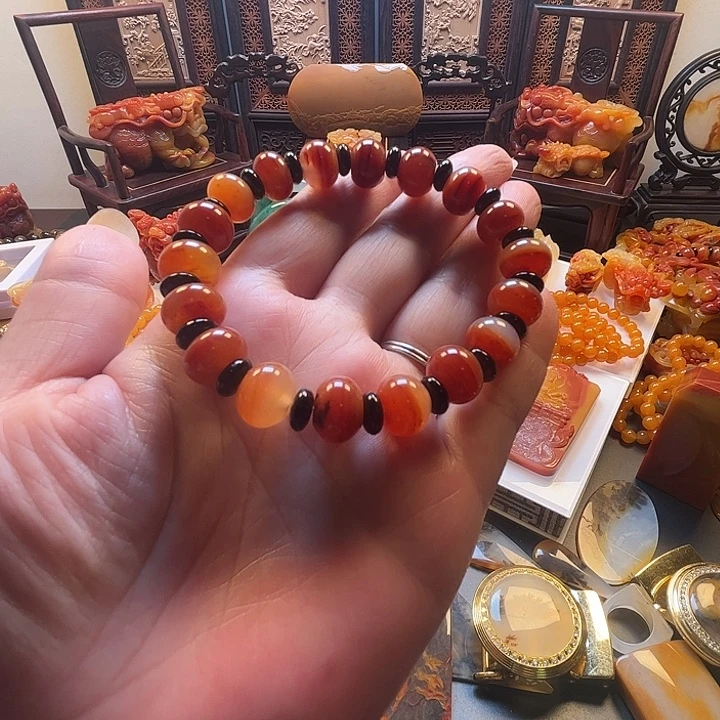 未镶嵌石英质玉（黄龙玉）耳饰