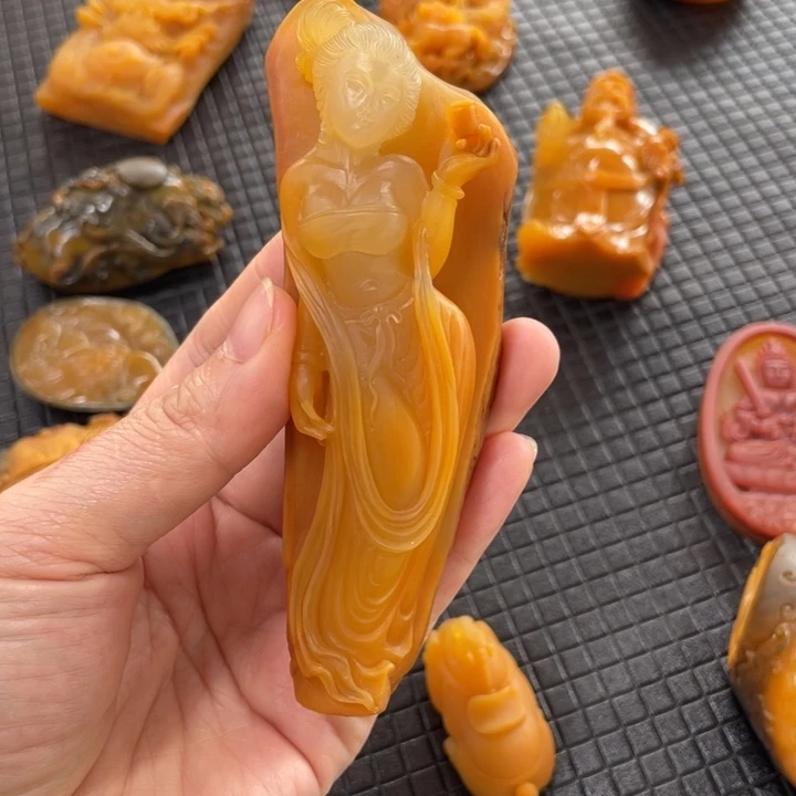 石英质玉（黄龙玉）未镶嵌颈饰