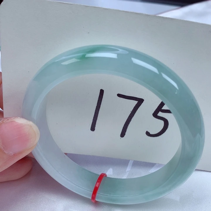 翡翠手镯未镶嵌翡翠