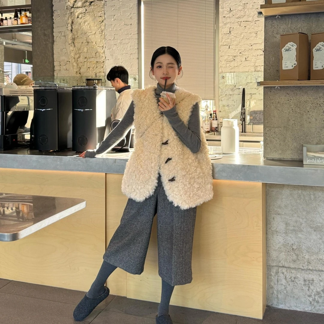 2025秋冬新款气质女时尚轻奢中长款环保羊羔毛毛外套加厚保暖马甲