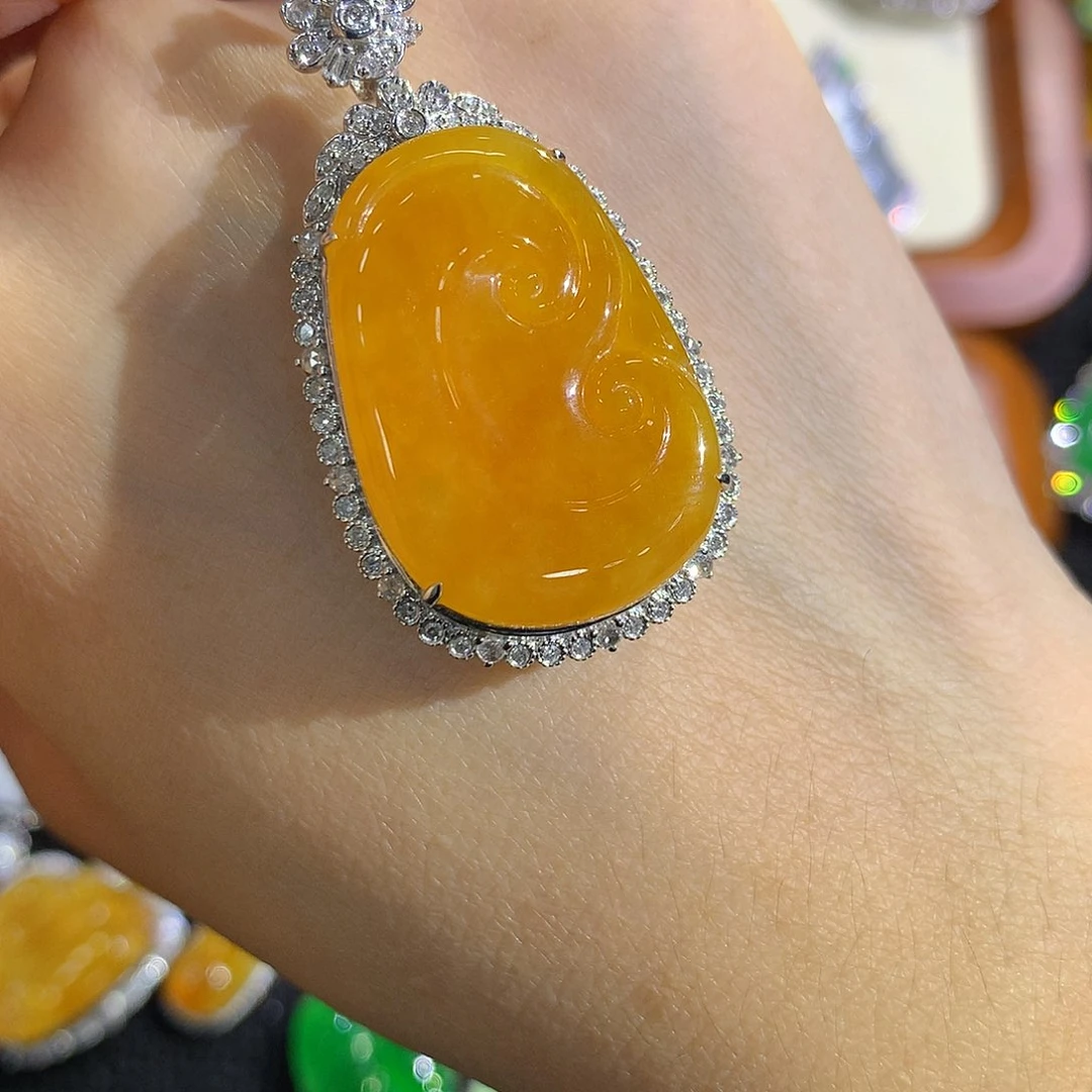 颈饰18K金镶嵌翡翠