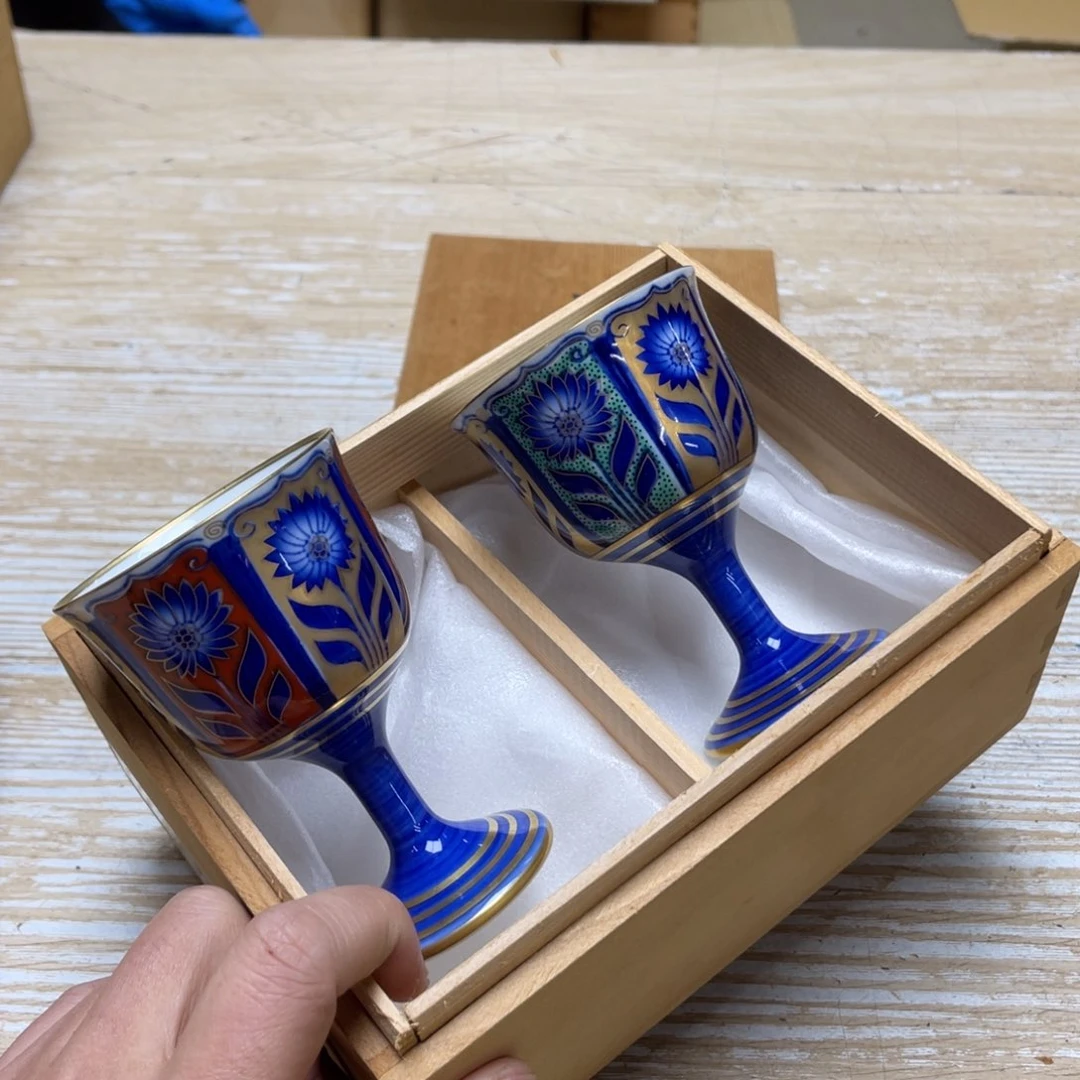 瓷片白**嘎密密麻麻地排列着一个大
