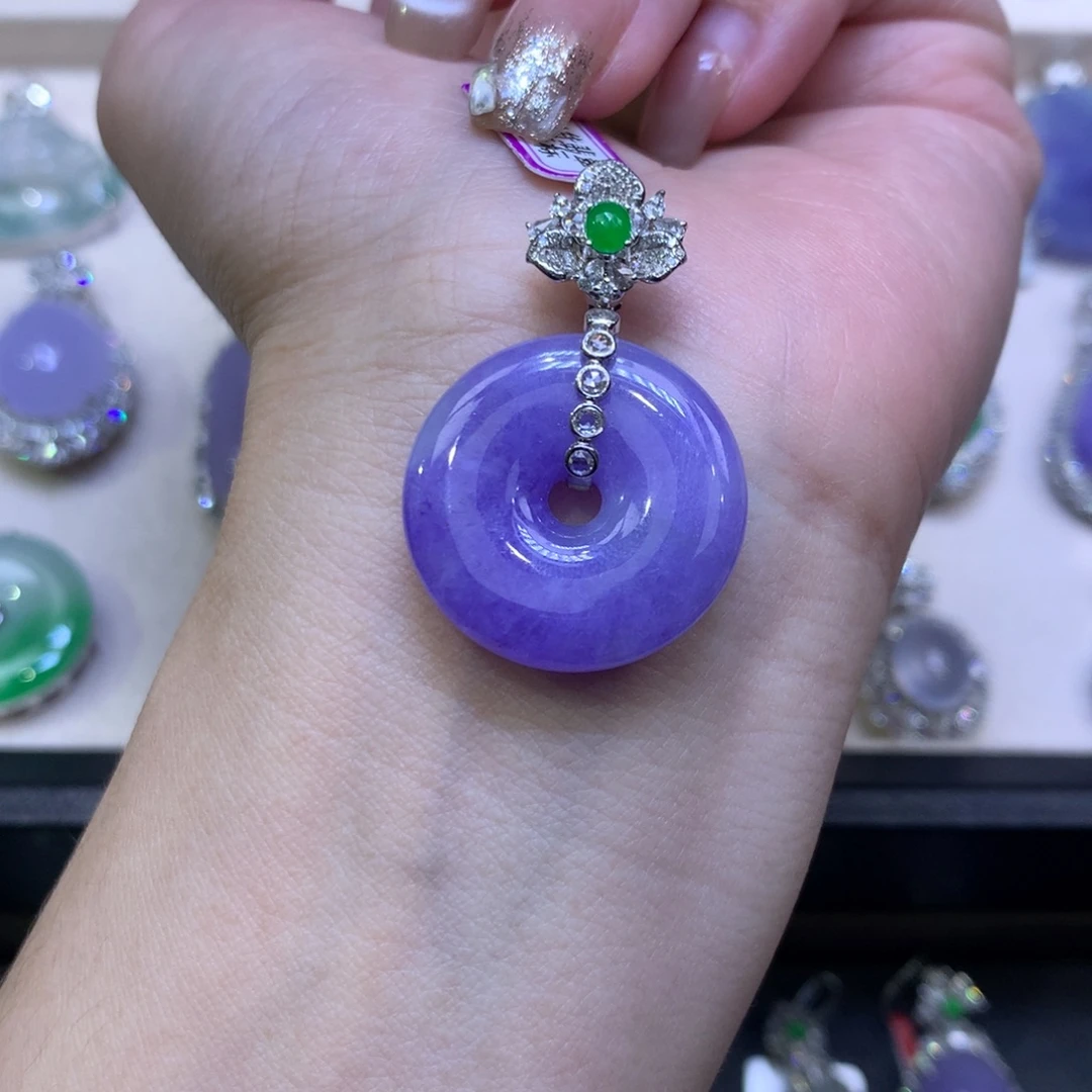 小***呱翡翠18K金镶嵌颈饰