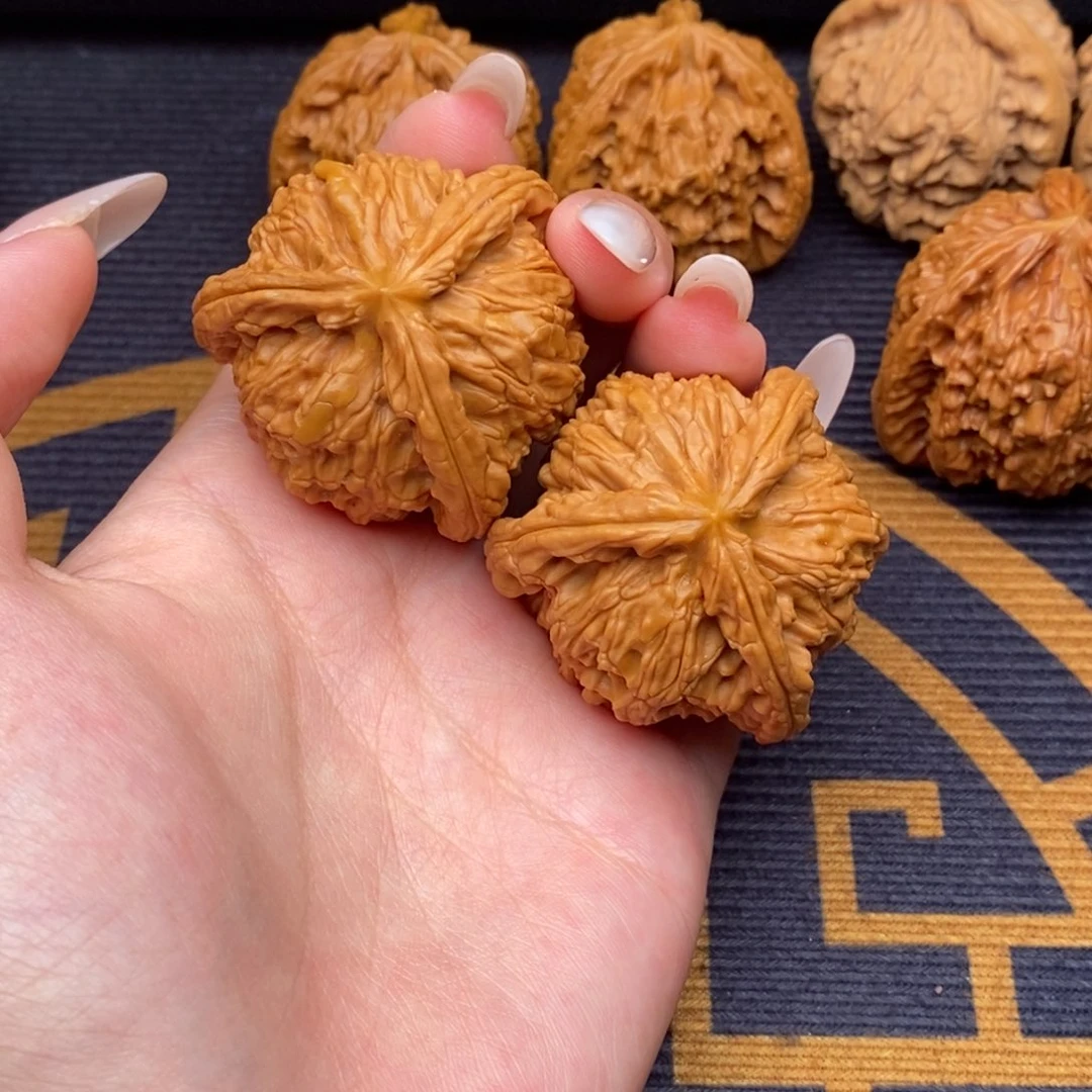 启***梯文玩核桃吊坠白狮子正奔