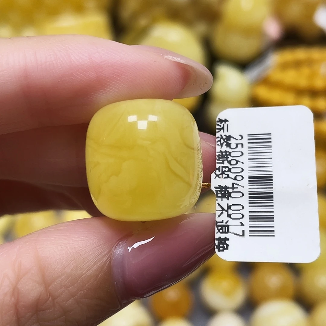 蜜蜡未镶嵌裸石17.4*17.mm瑕