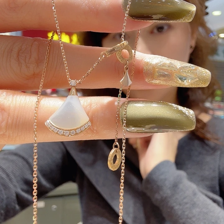 项链18K金镶嵌钻石小裙子