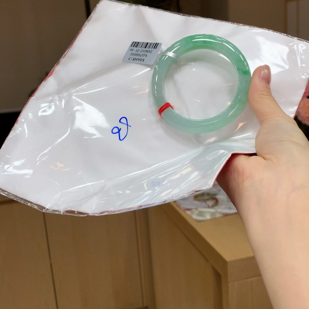 翡翠手镯未镶嵌不退不换