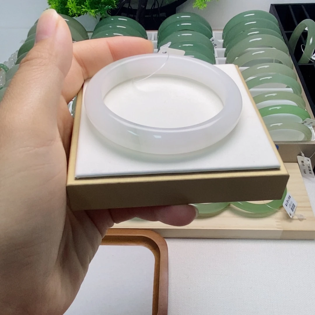 未镶嵌手镯石英质玉
