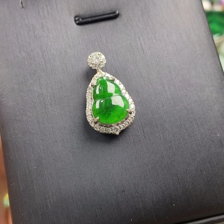 翡翠未镶嵌吊坠(赠链)