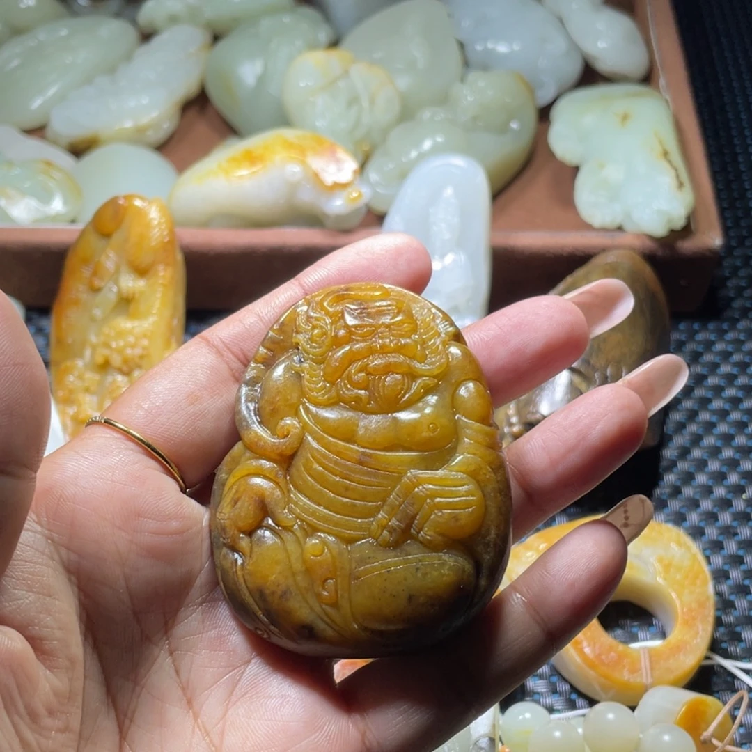 哈***喽和田玉未镶嵌颈饰