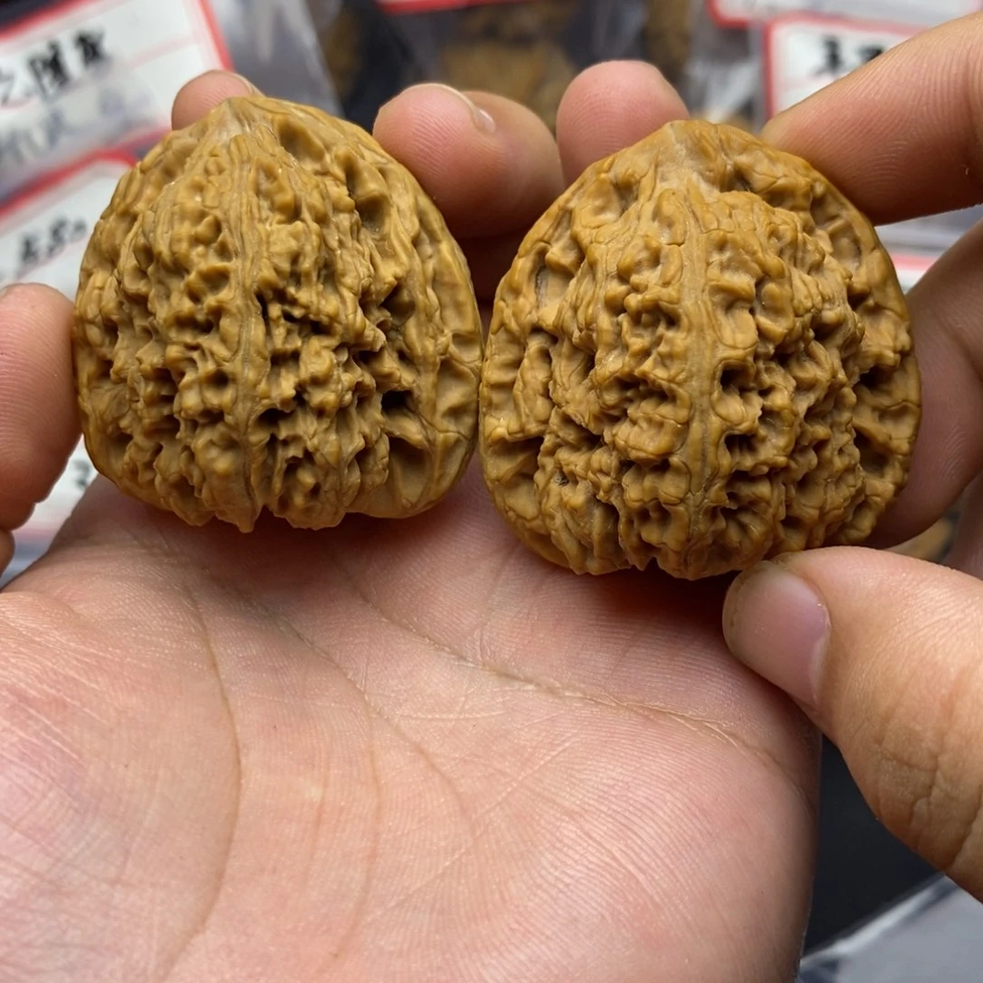 文玩核桃吊坠43全品精配南疆，尖一点点的小黄点