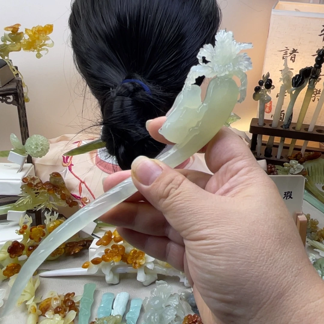 白***熊蛇纹石玉合金发饰