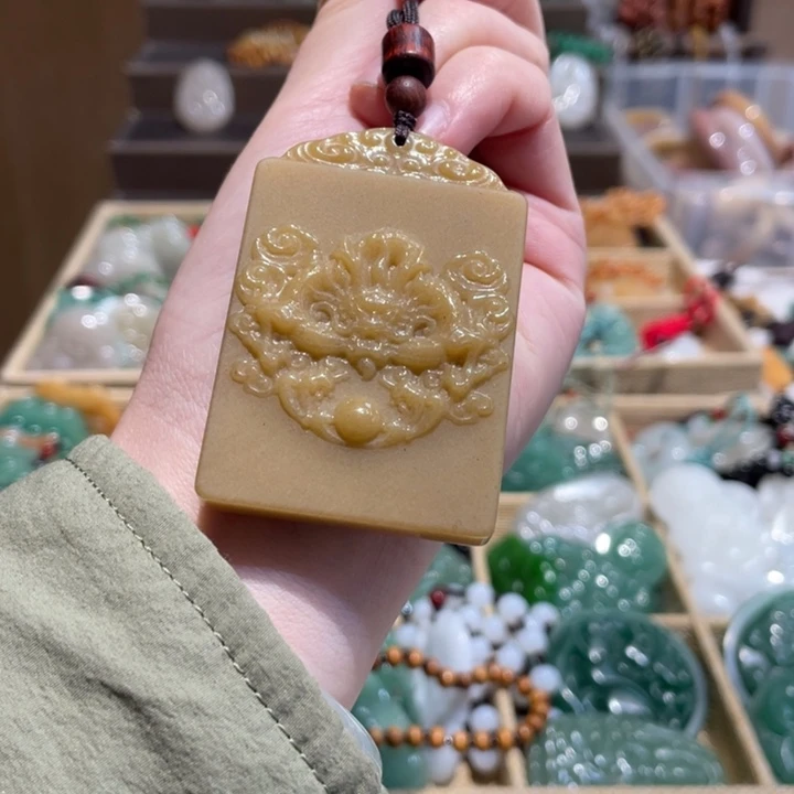 石英质玉未镶嵌颈饰