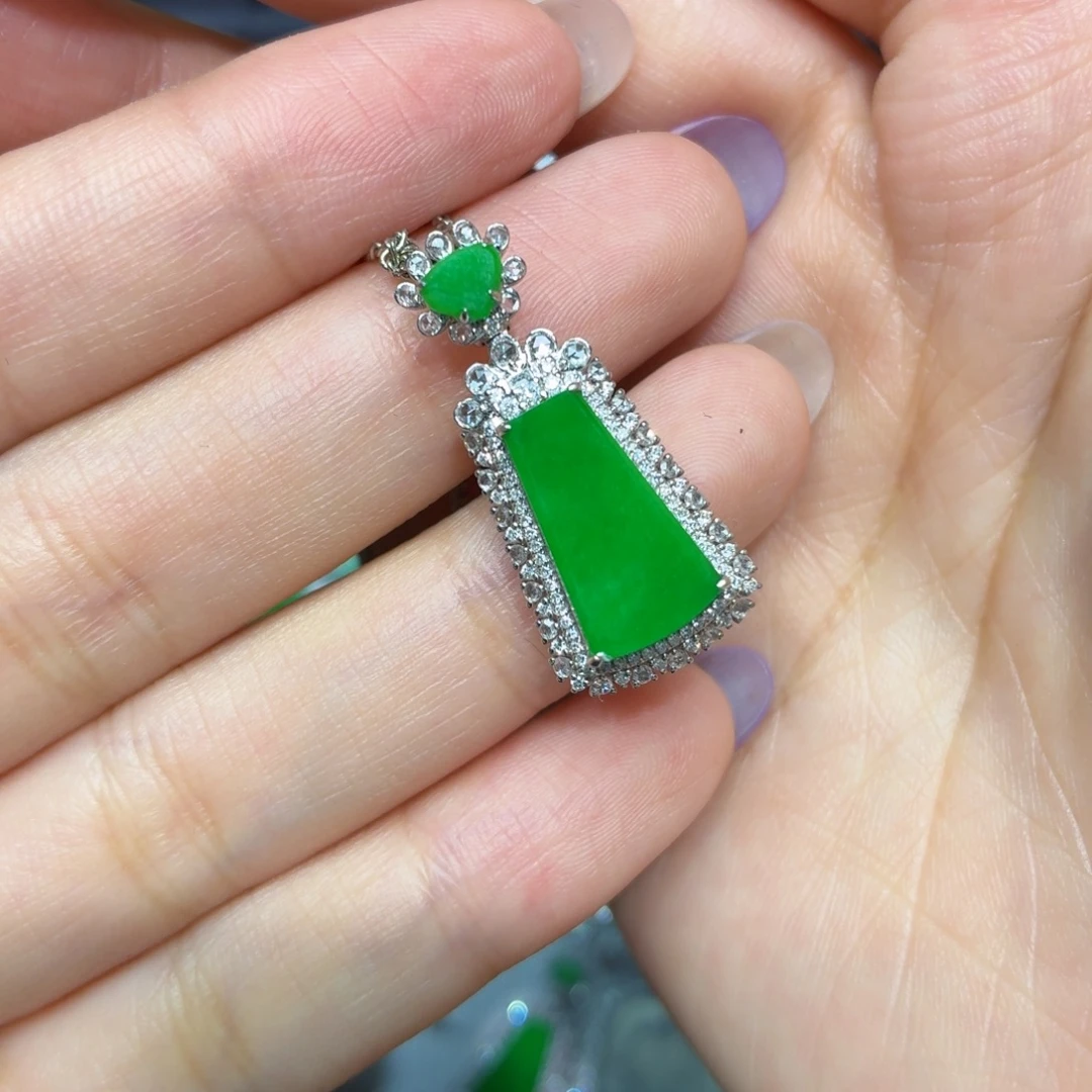 颈饰18K金镶嵌翡翠