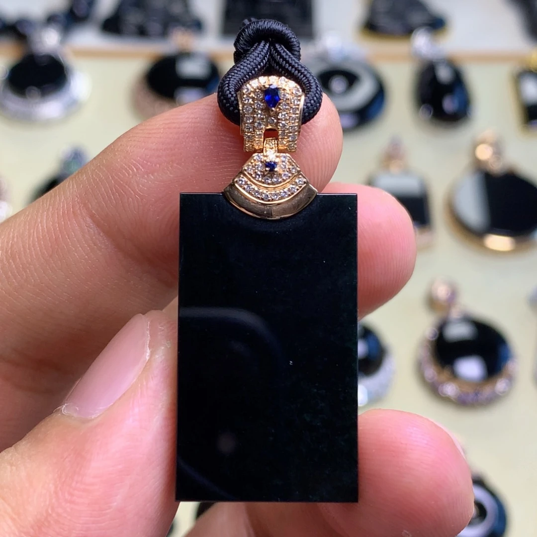 颈饰18K金镶嵌翡翠墨翠无事牌