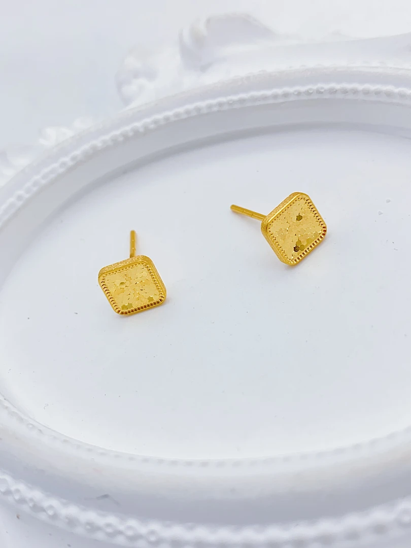 老庙黄金2 足金 精工5G工艺 亮闪龙鳞方形 直针耳钉 1.99克