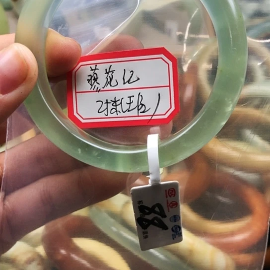 蛇纹石玉手镯未镶嵌蓼***红