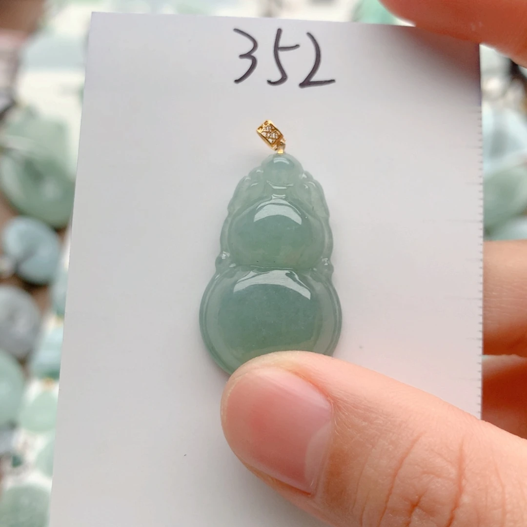 应***使翡翠18K金镶嵌颈饰吊坠