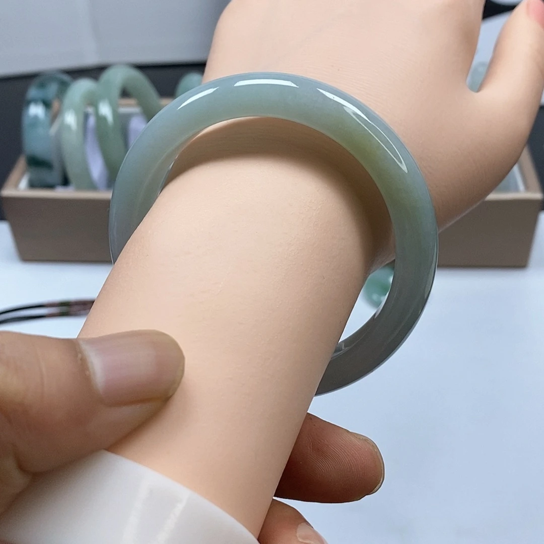 翡翠手镯未镶嵌翡翠手镯