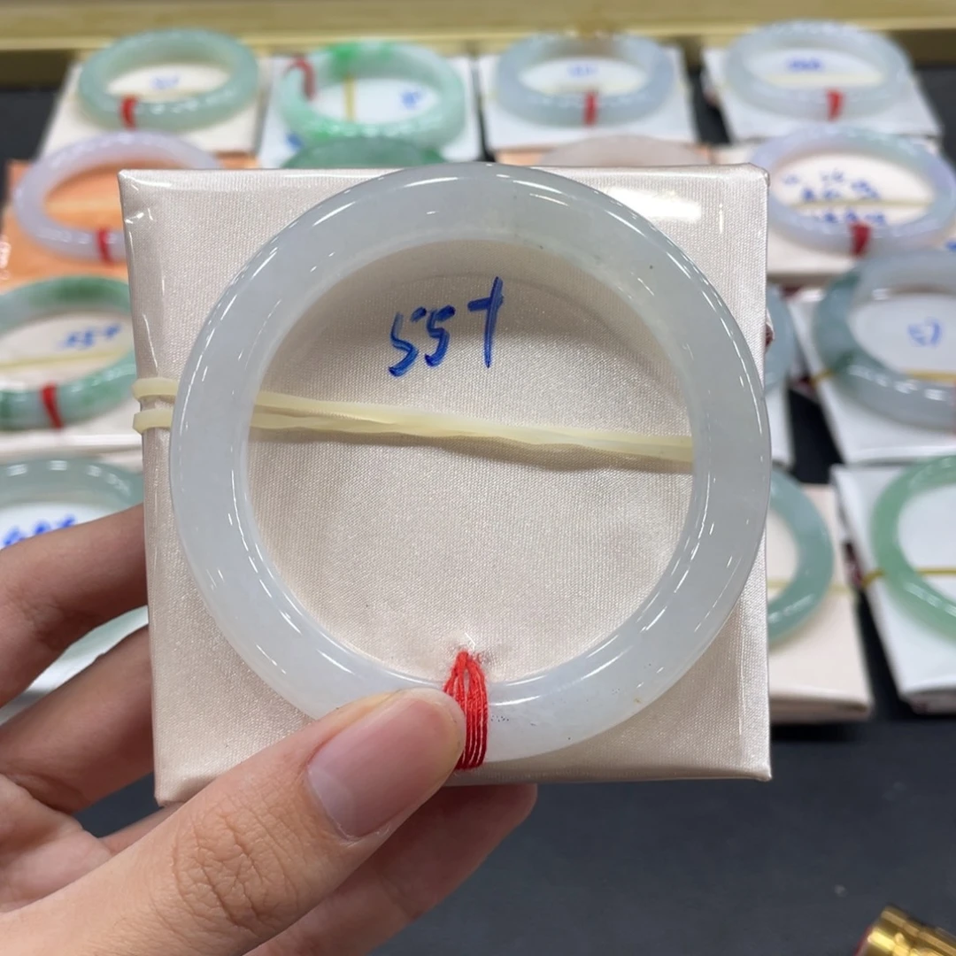 翡翠手镯未镶嵌翡翠手镯