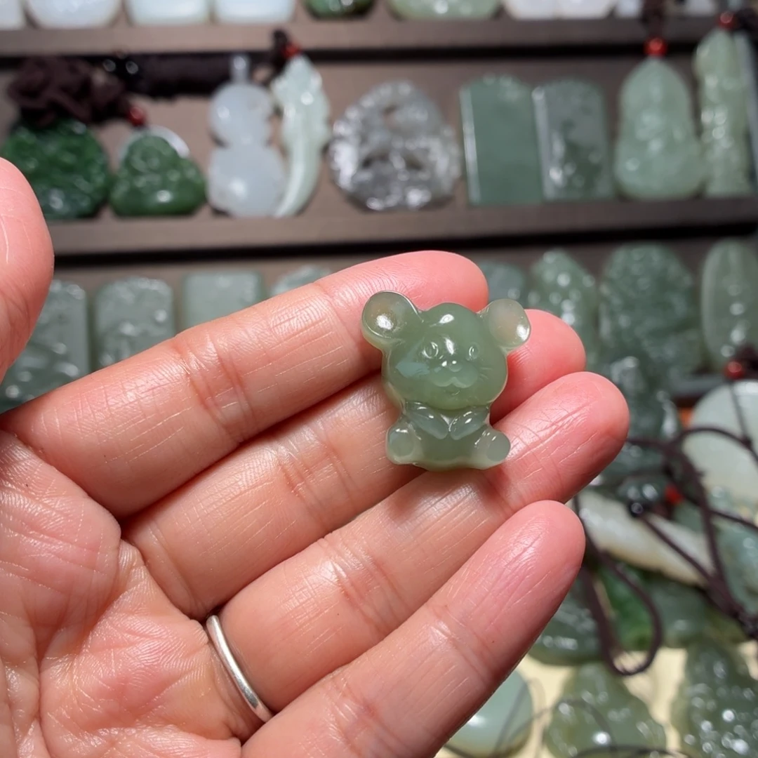 伯***秦和田玉未镶嵌颈饰