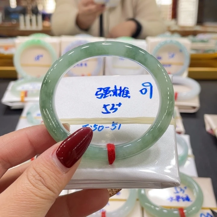 翡翠手镯未镶嵌翡翠