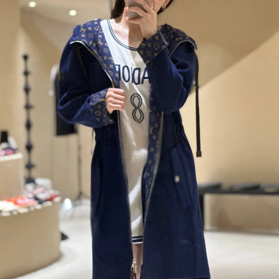 未使用 LouisVuitton/路易威登 蓝色皮标内面满经典logo连帽大衣