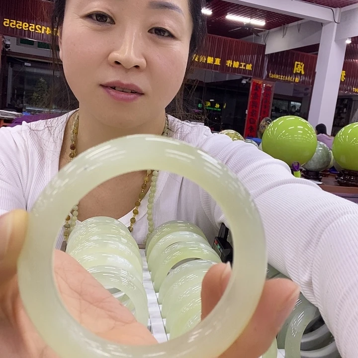 岫玉未镶嵌岫玉圆镯