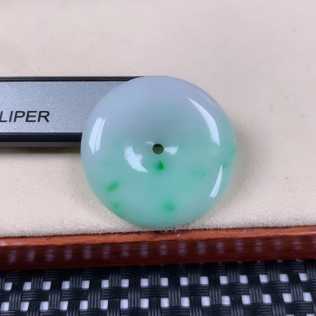 缅甸天然翡翠飘绿平安扣吊坠尺寸：28.9×5mm