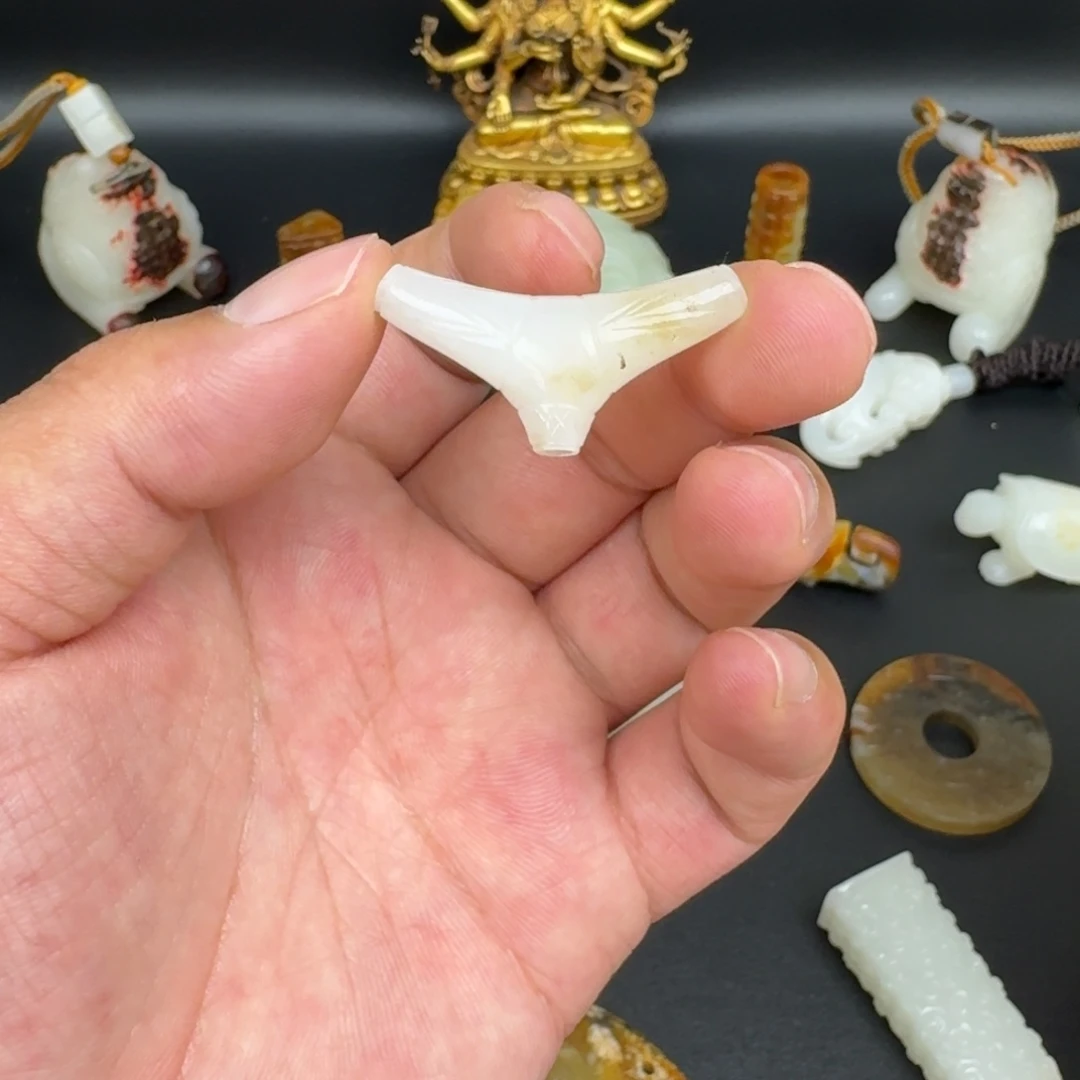 和田玉（糖玉）未镶嵌颈饰瓶*