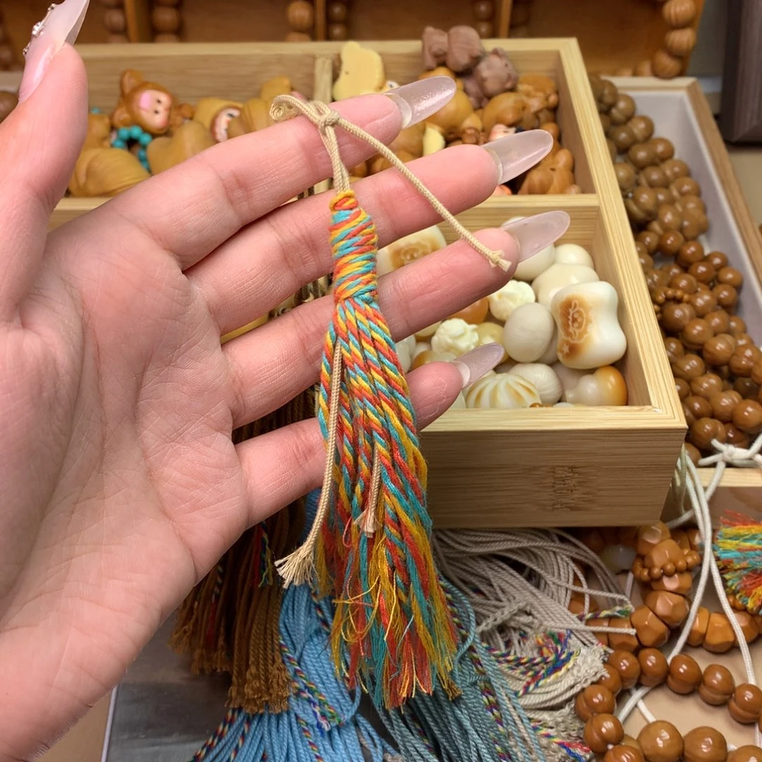 猴头核桃吊坠彩色流苏