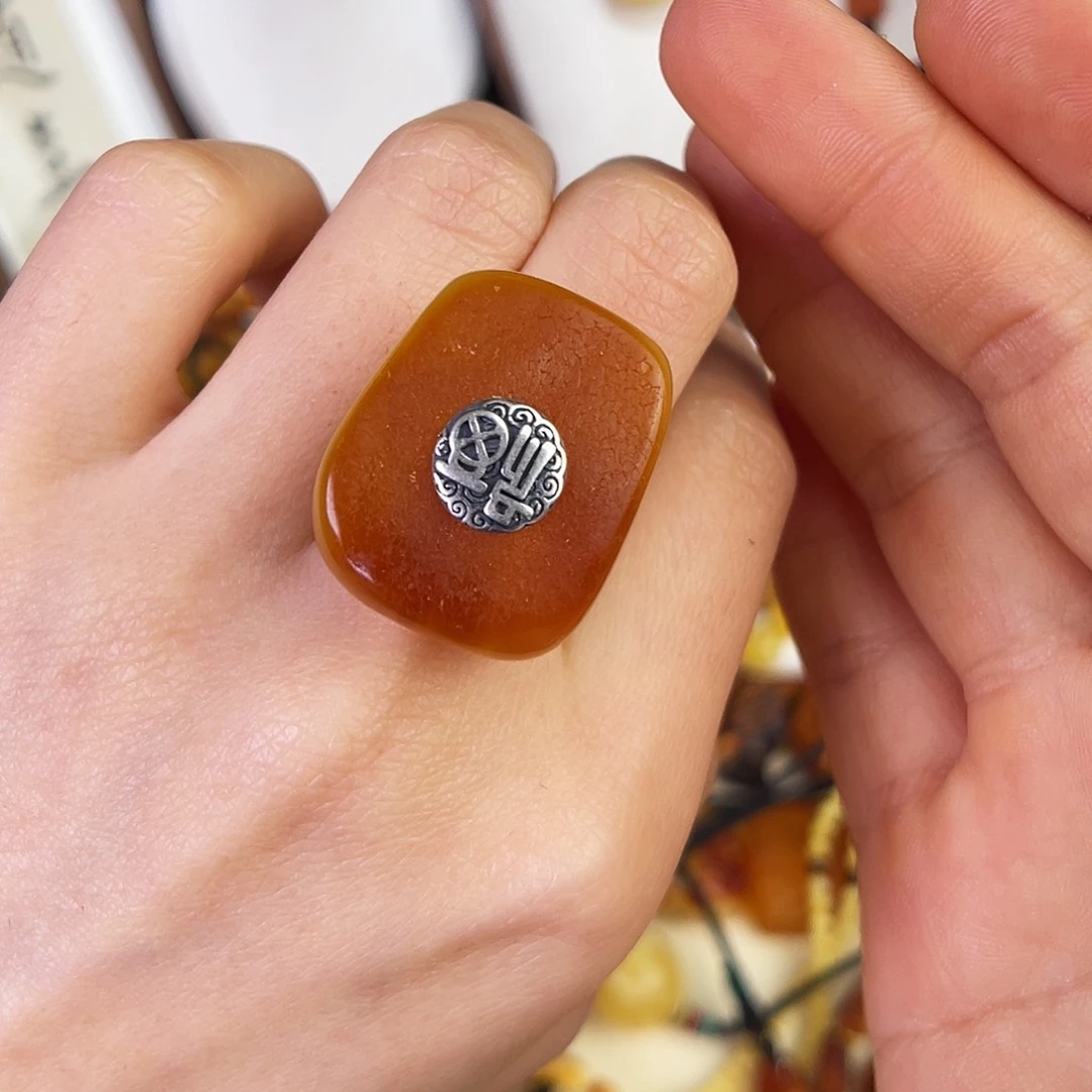 琥珀珠宝奇石未镶嵌。