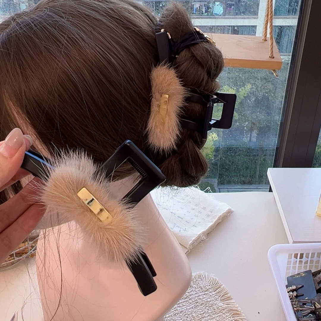 布艺铁合金毛毛抓夹棕色