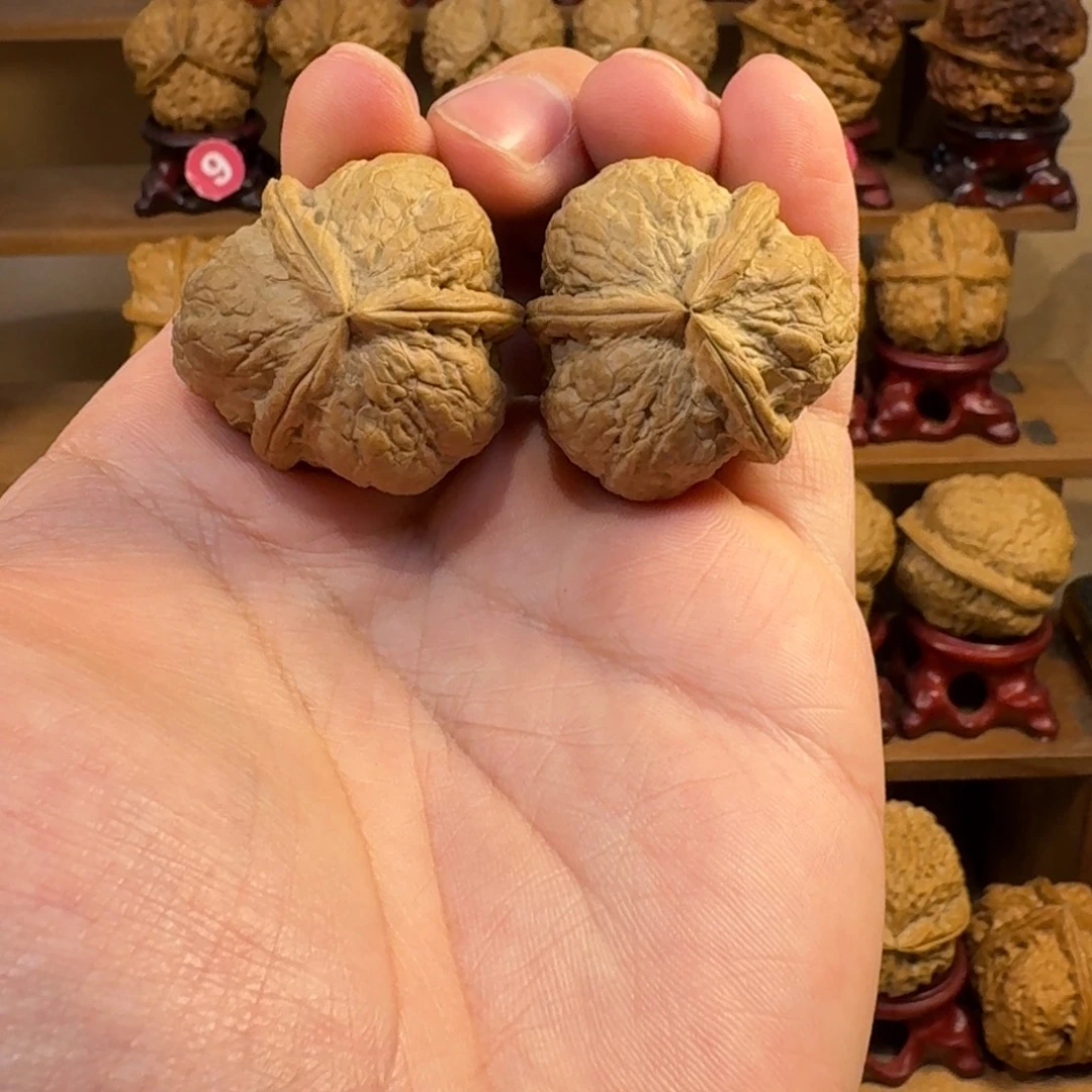 L****铁核桃把件恶魔三棱正奔