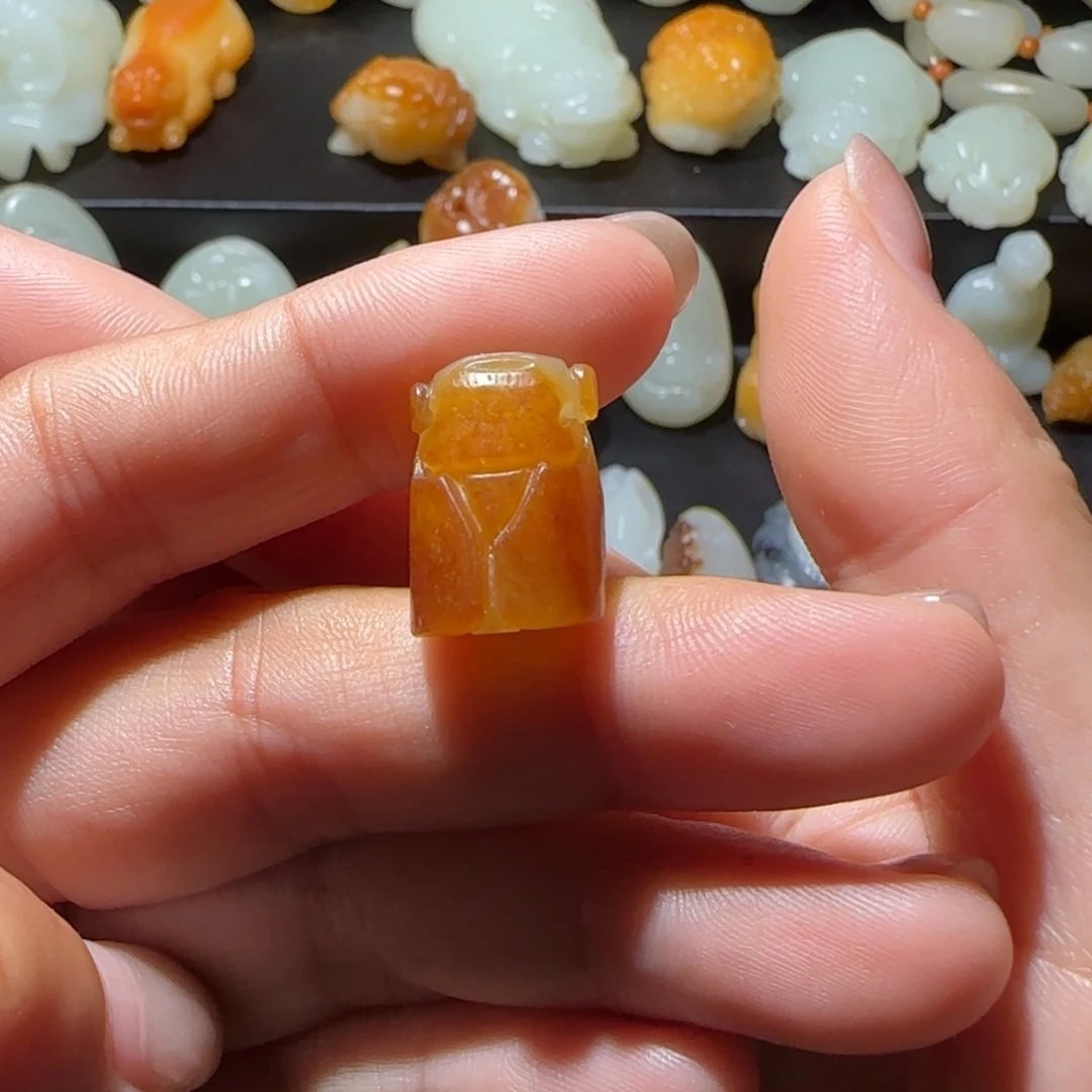 周***平和田玉未镶嵌颈饰