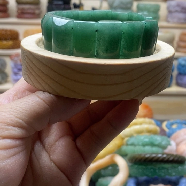 未镶嵌手镯石英质玉