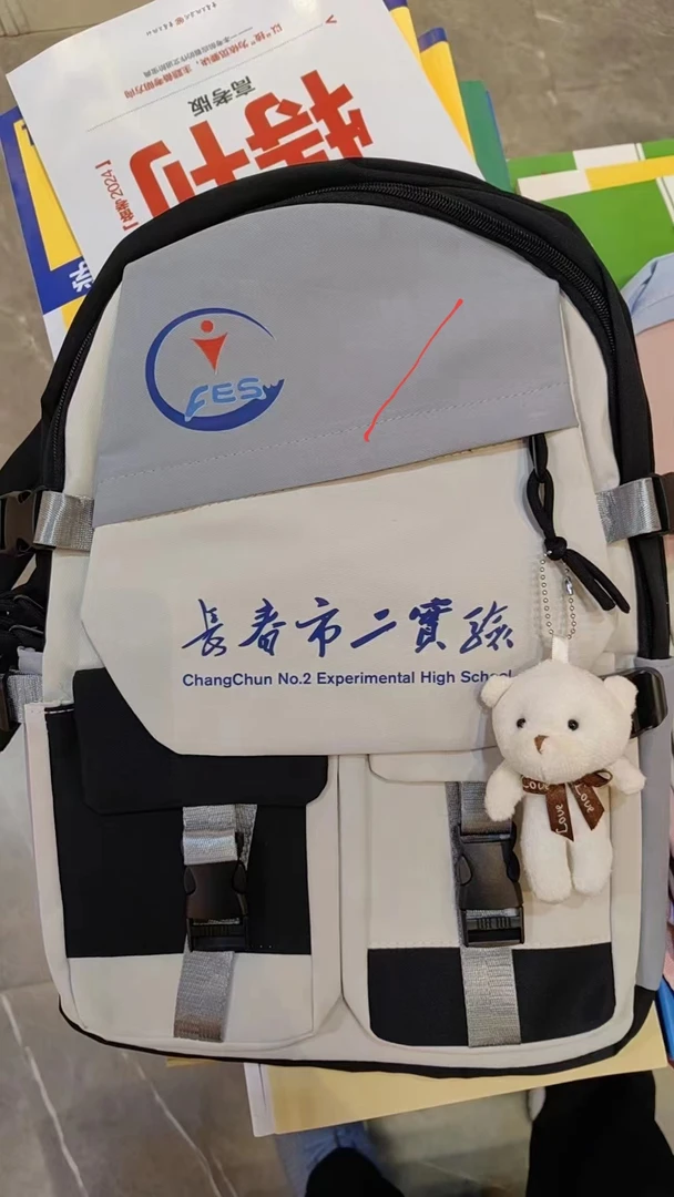 带校标和校名定制款双肩书包，有纪念意义，配有小熊挂饰，四色可选