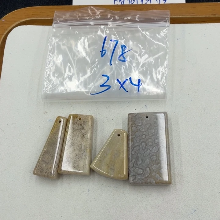 用***8硅化珊瑚（珊瑚玉）合金颈饰