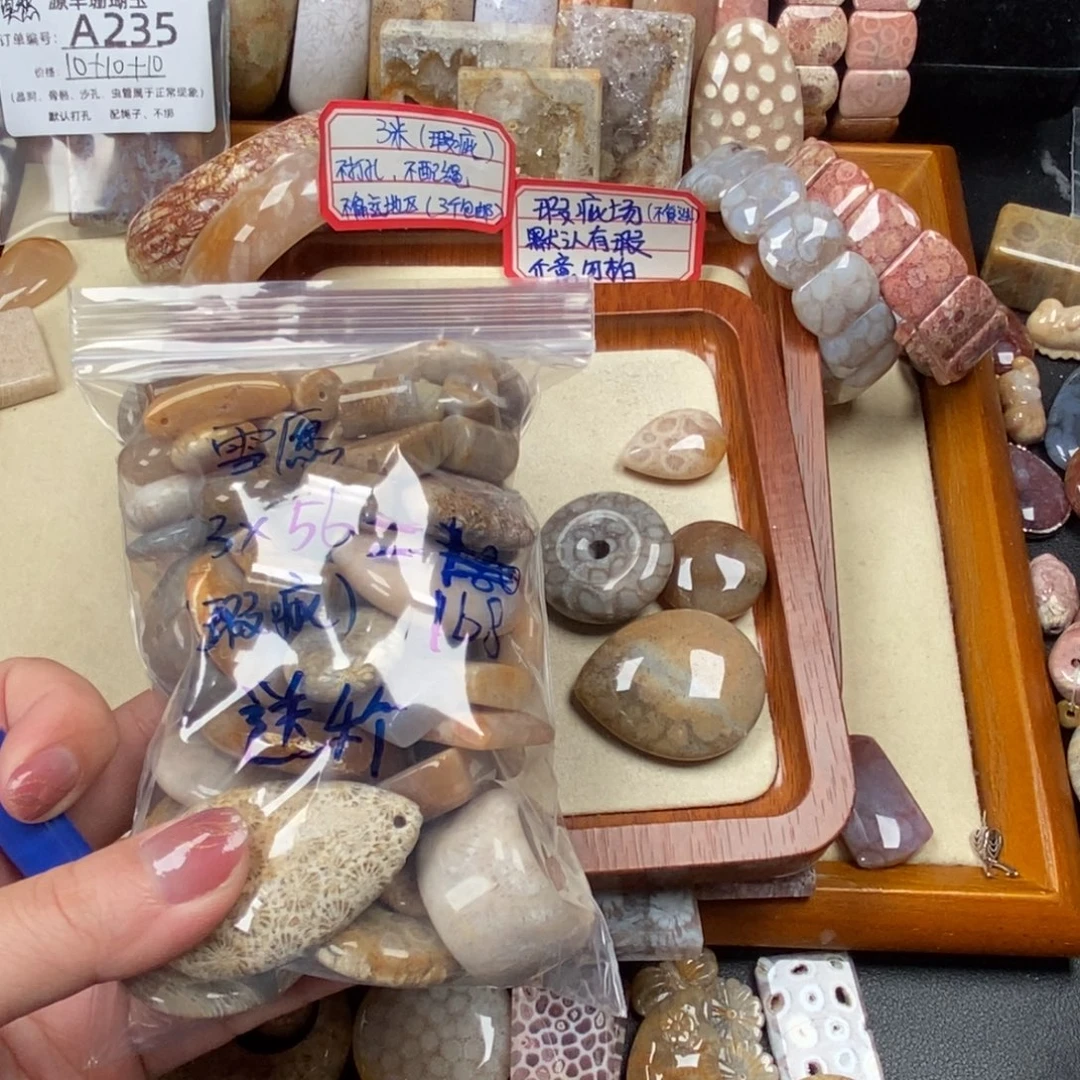 雪***愿未镶嵌颈饰硅化玉