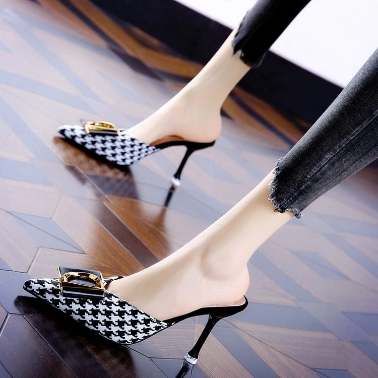 2025年春夏气质优雅千鸟格包头半拖鞋女金属扣尖头细跟高跟凉拖鞋