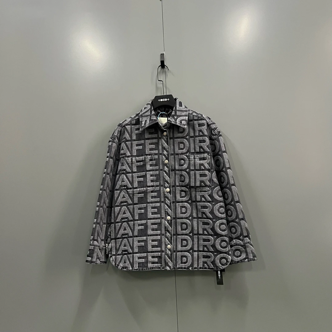 未使用 FENDI/芬迪 jp 629 满印字母牛仔夹克 40码 009724